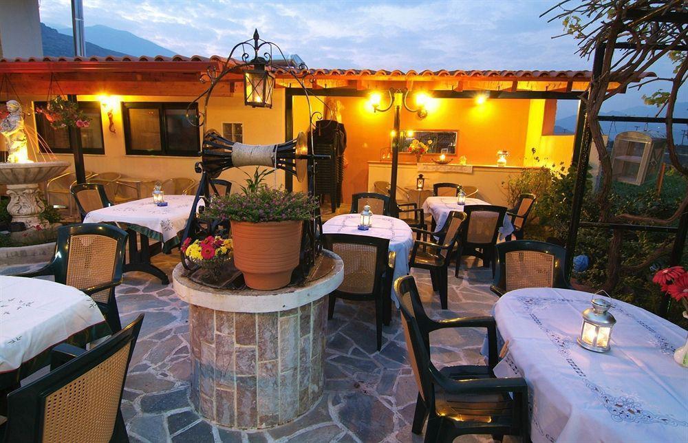 Kelari Studios Ámfissa Restoran fotoğraf